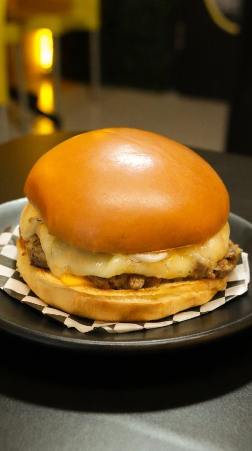 Hambúrguer de pão brioche, carne e queijo