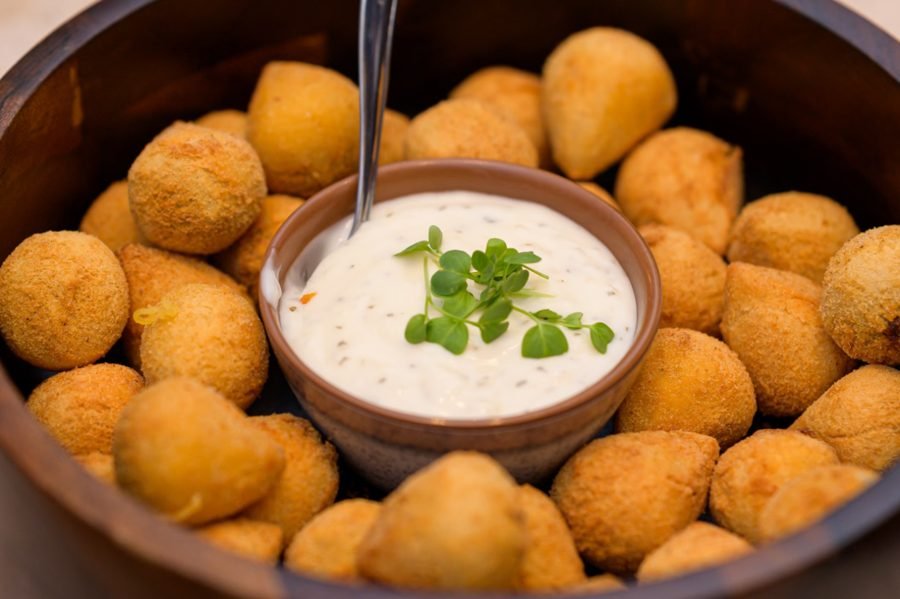 Mini salgadinhos fritos servidos com molho